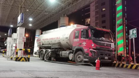 Distribuyen 1,1 millones de litros de gasolina en La Paz y El Alto ante el aumento de demanda