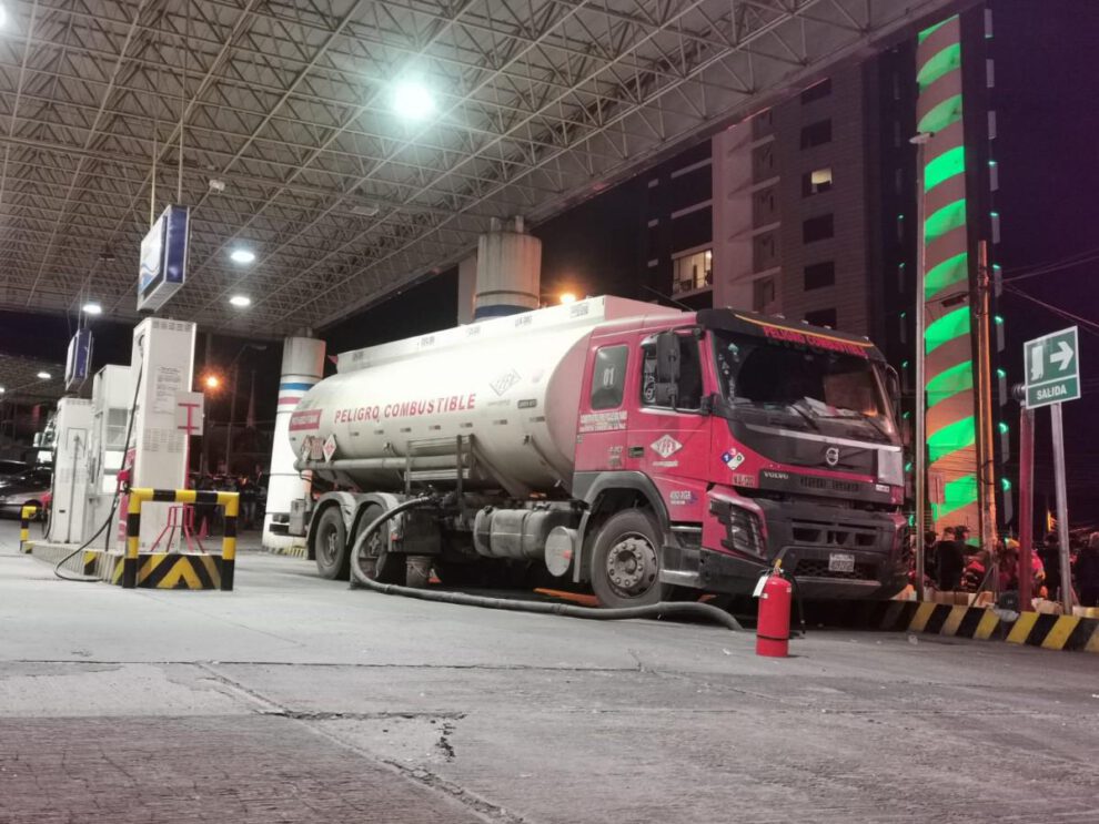 Distribuyen 1,1 millones de litros de gasolina en La Paz y El Alto ante el aumento de demanda