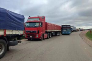 Bloqueos en la carretera ocasionan la retención de camiones de carga.