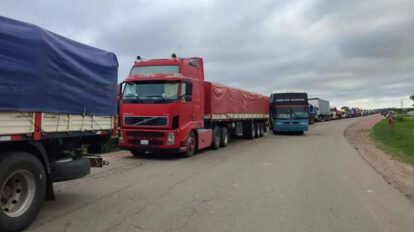 Bloqueos en la carretera ocasionan la retención de camiones de carga.