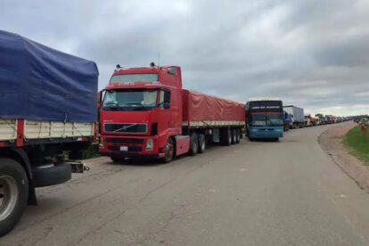 Bloqueos en la carretera ocasionan la retención de camiones de carga.