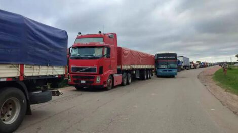 Bloqueos en la carretera ocasionan la retención de camiones de carga.