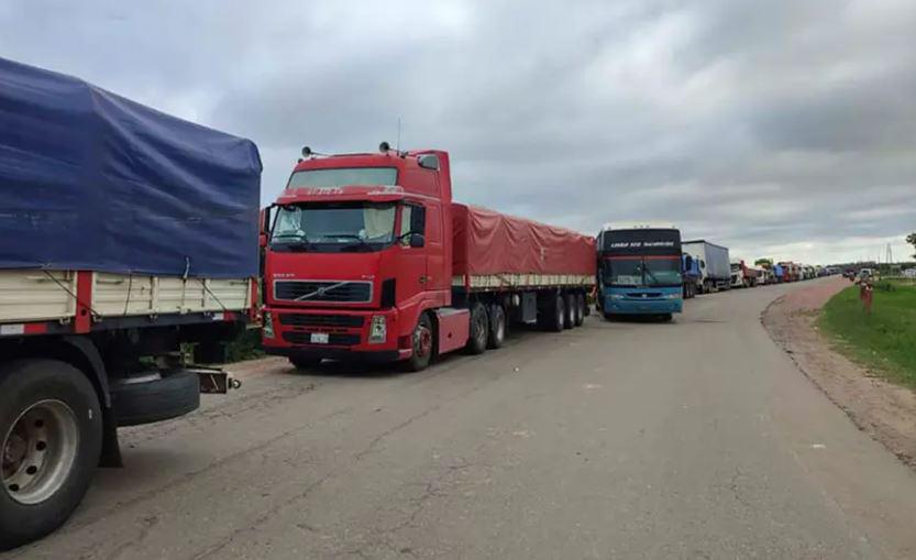 Bloqueos en la carretera ocasionan la retención de camiones de carga.