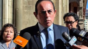 El alcalde de La Paz, César Dockweiler, en conferencia de prensa