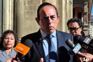 El alcalde de La Paz, César Dockweiler, en conferencia de prensa