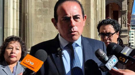 El alcalde de La Paz, César Dockweiler, en conferencia de prensa