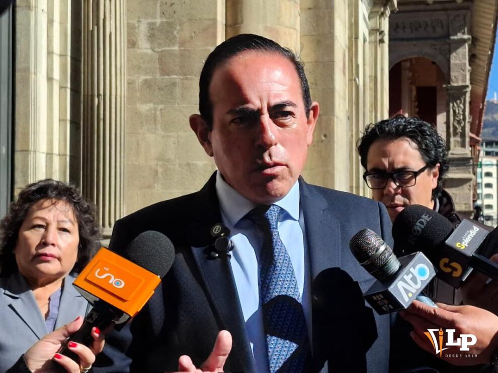 El alcalde de La Paz, César Dockweiler, en conferencia de prensa