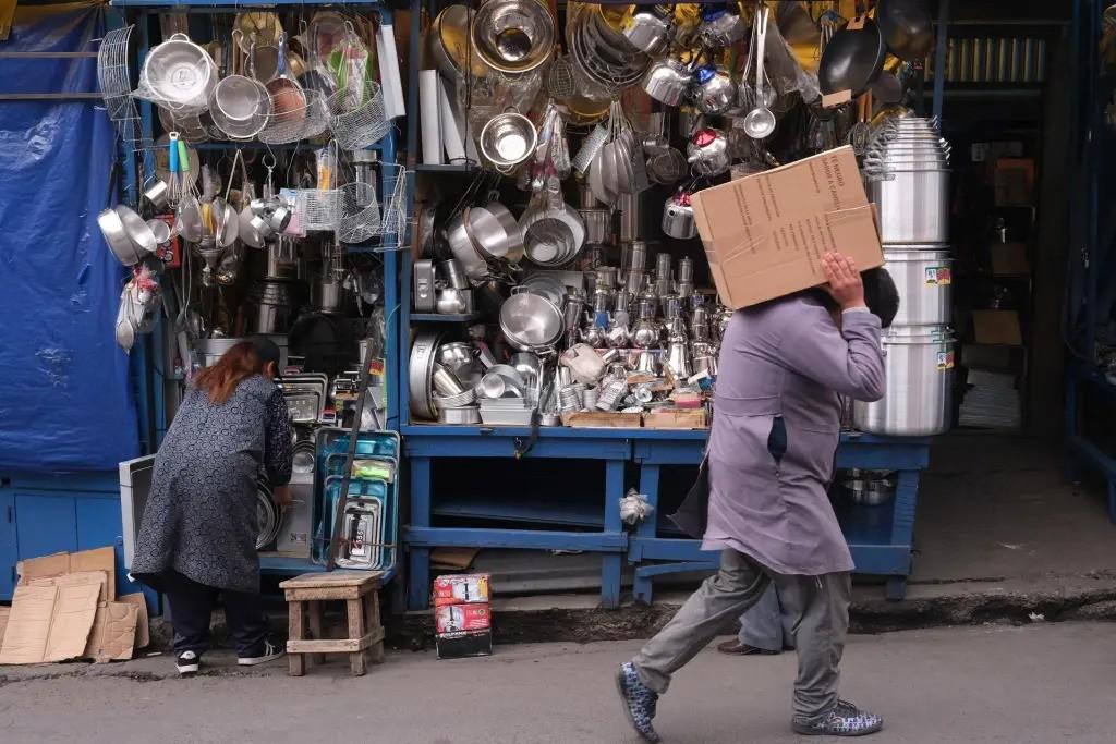 Una mujer vendiendo utensilios de cocina en una calle de La Paz