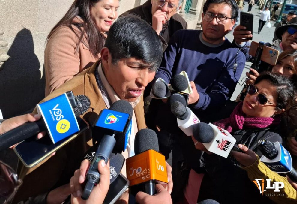 El diputado Fernández en conferencia de prensa