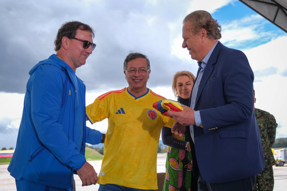 Mundial 2026, Selección de Colombia recibe pabellón nacional, Gustavo Petro entrega, Colombia en el grupo K