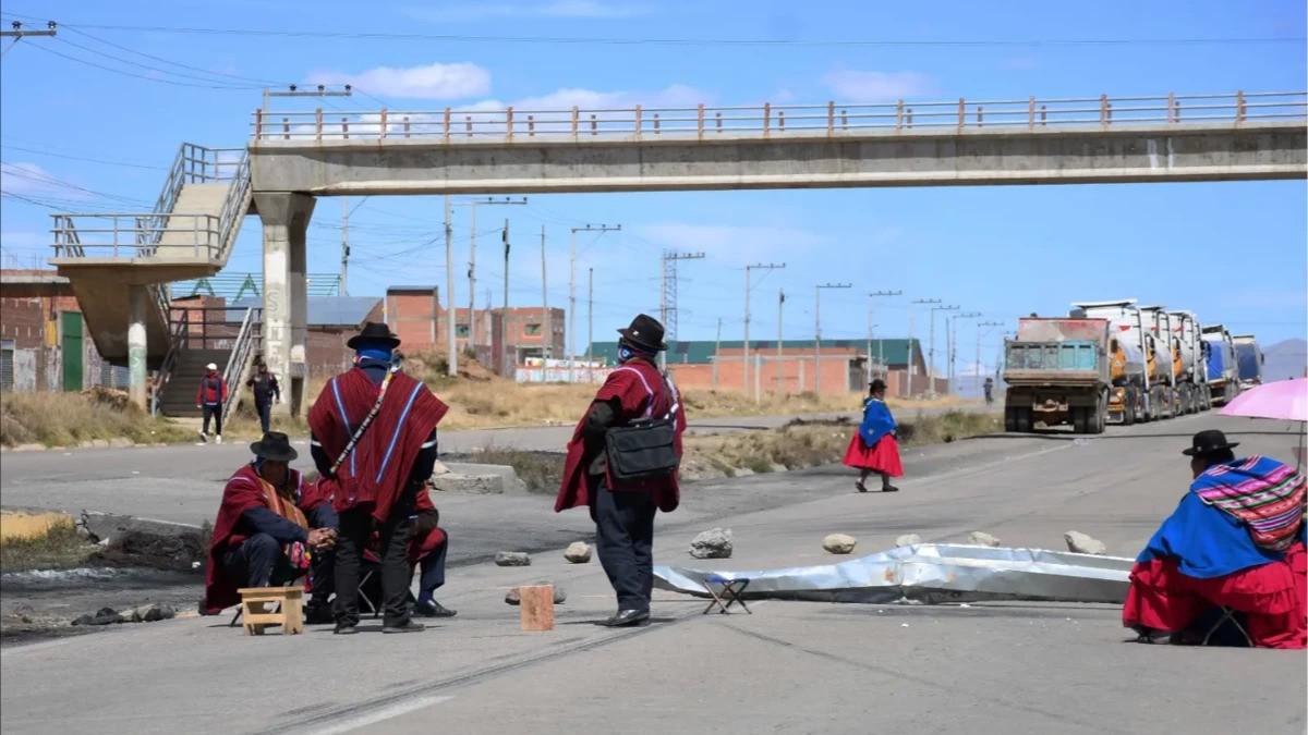 Personas mantienen bloqueos en una carretera interdepartamental como parte de las medidas de presión