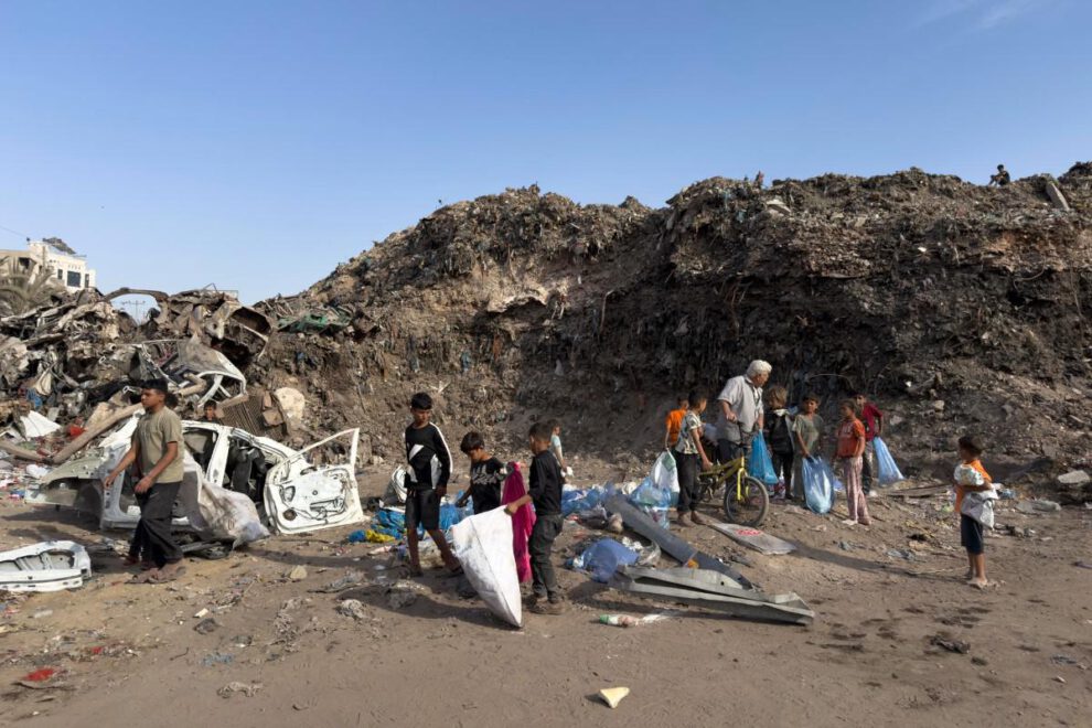 Montones de basura acumulada en la ciudad de Gaza