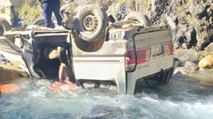 El vehículo volcado en el río Chamaquiri tras perder el control