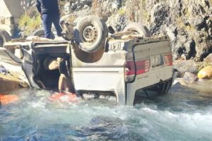 El vehículo volcado en el río Chamaquiri tras perder el control
