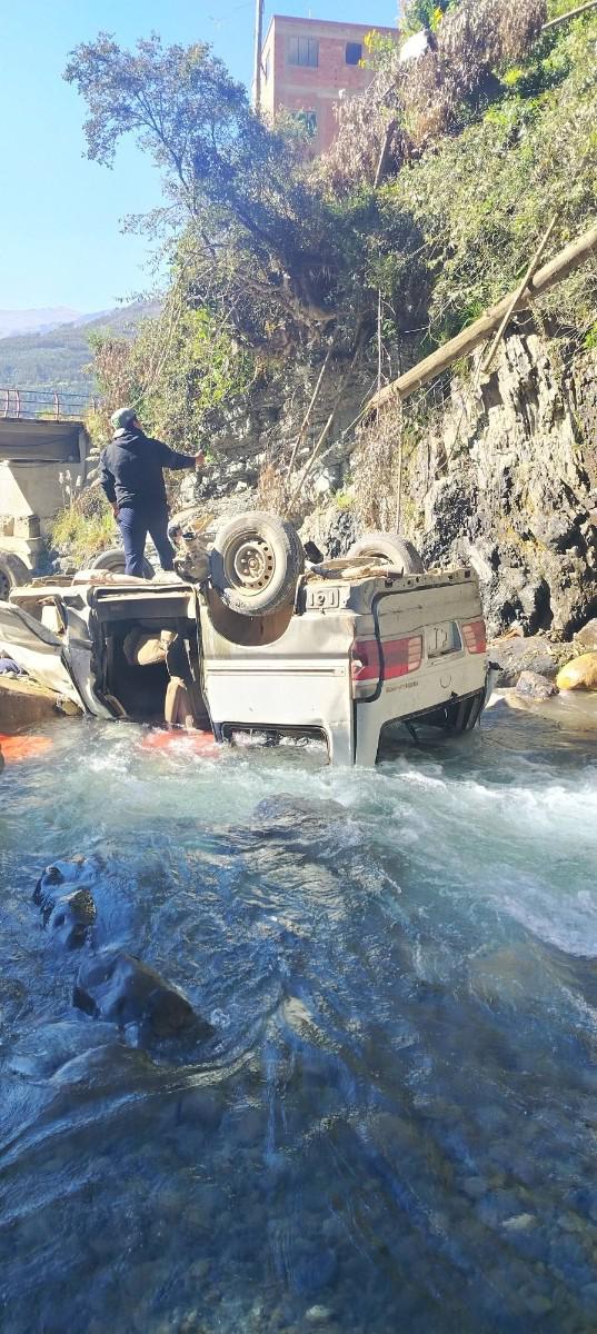 El vehículo volcado en el río Chamaquiri tras perder el control
