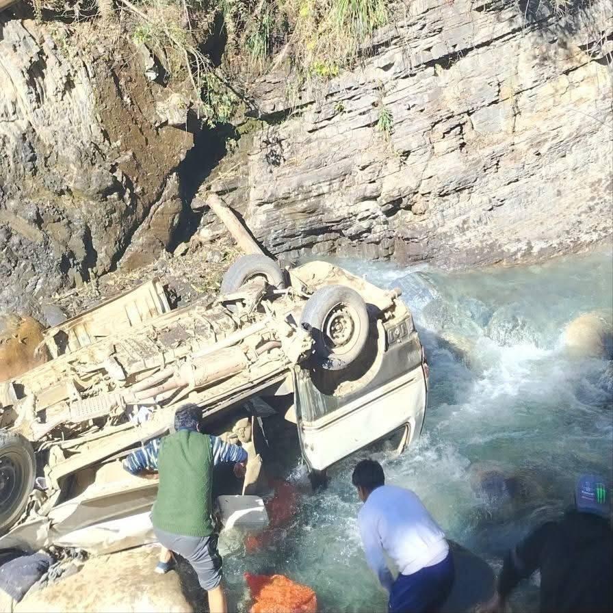 Vecinos y socorristas intentando auxiliar a los ocupantes en el agua.
