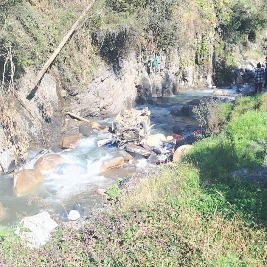 La vagoneta tras caer varios metros al fondo del barranco en Quime