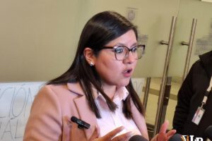 La diputada Claros en conferencia de prensa