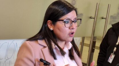 La diputada Claros en conferencia de prensa