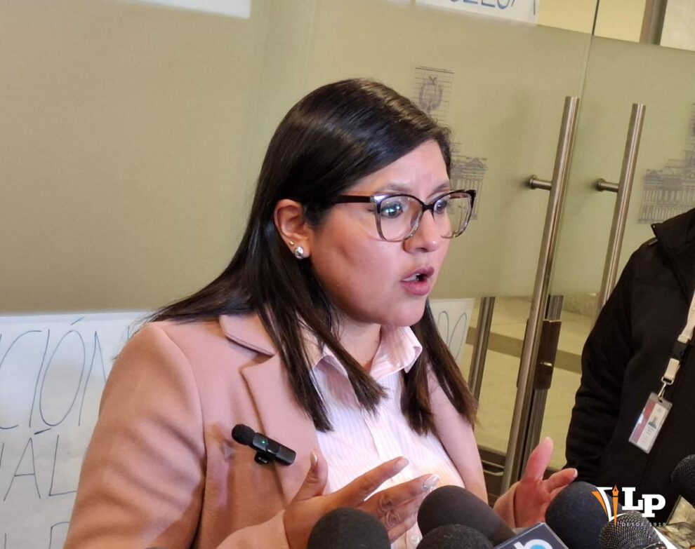 La diputada Claros en conferencia de prensa