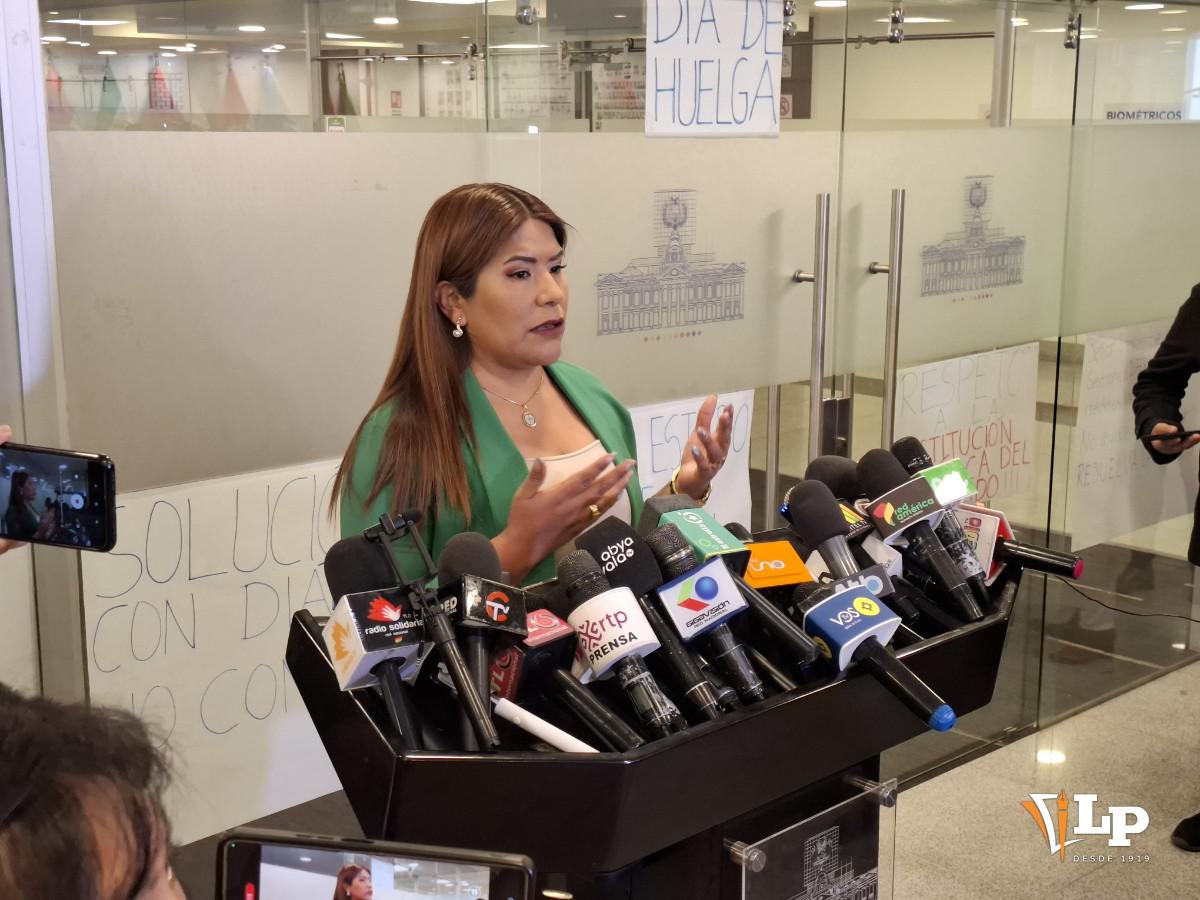 La diputada Pinto en conferencia de prensa