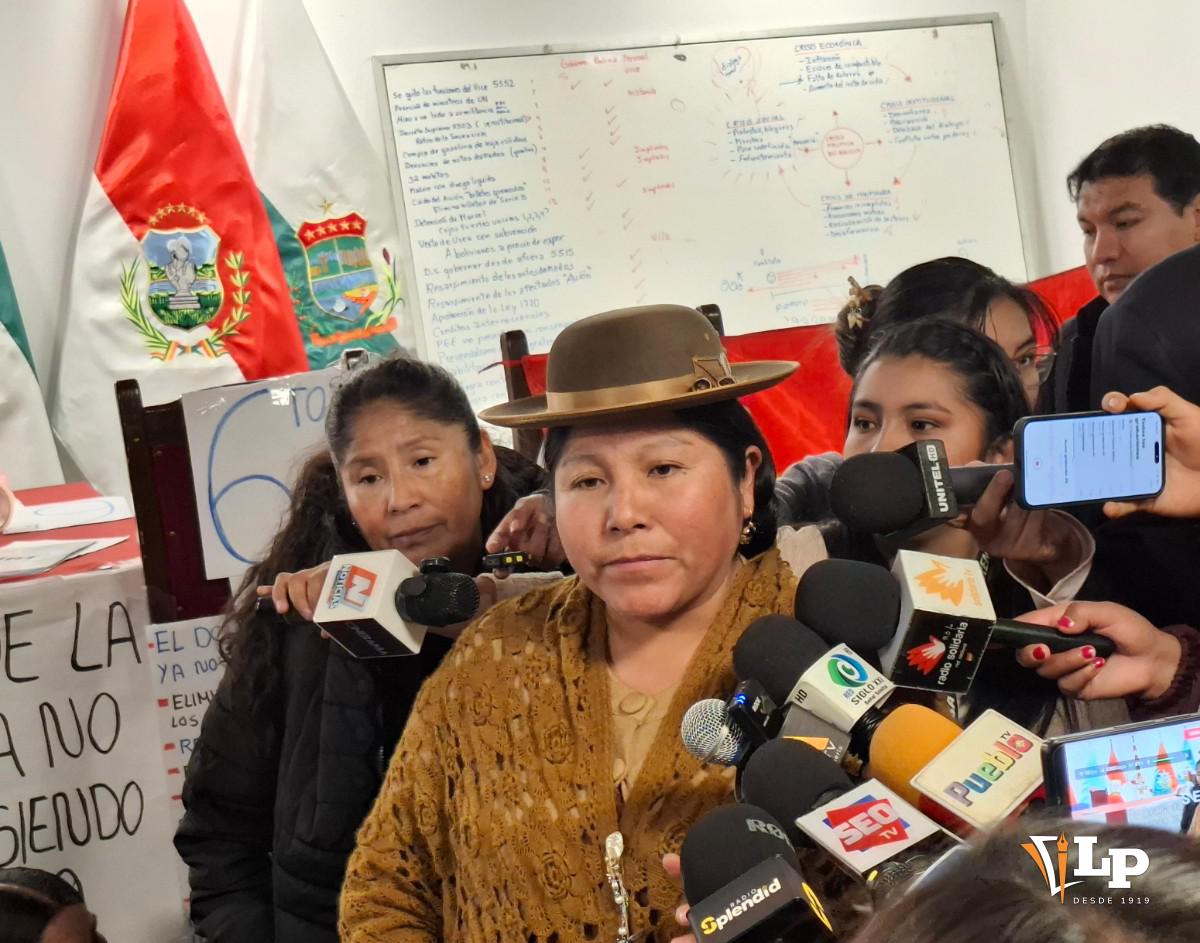 La diputada Siñani en conferencia de prensa