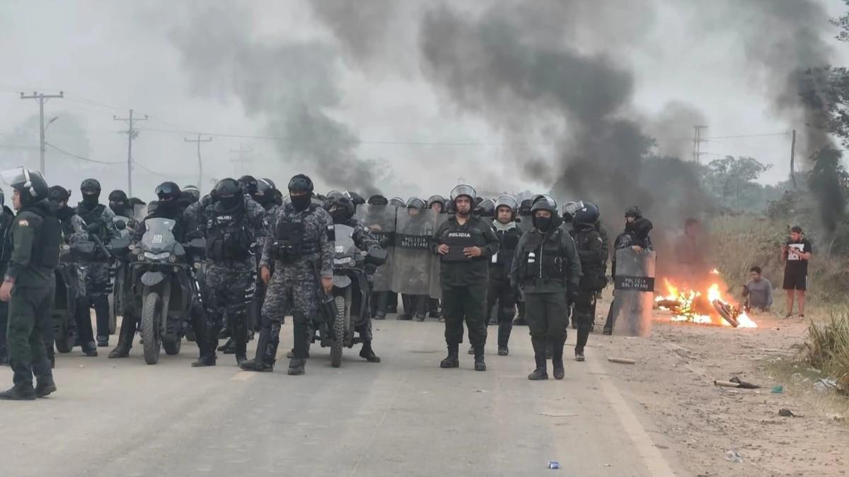 Policía avanza para desbloquear la ruta