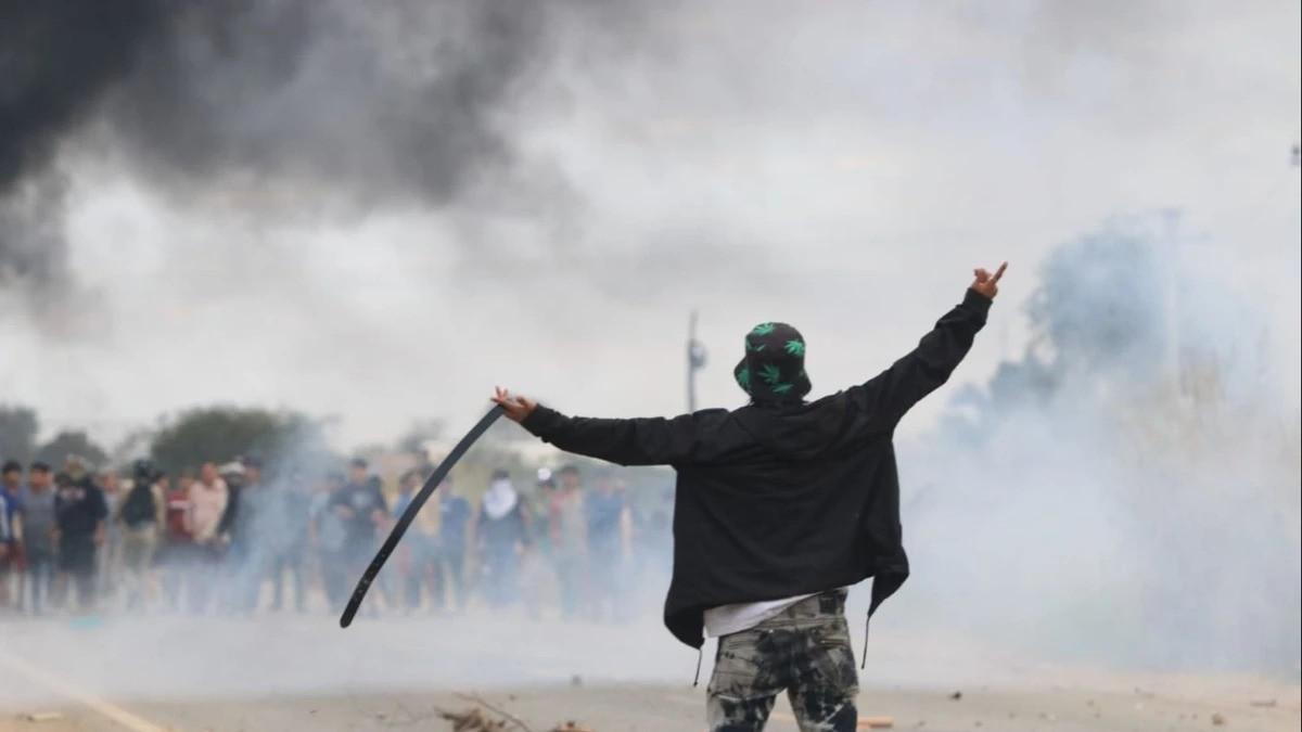Resistencia con piedras y petardos