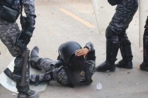 Un efectivo policial herido durante el operativo de desbloqueo
