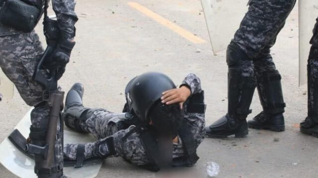 Un efectivo policial herido durante el operativo de desbloqueo