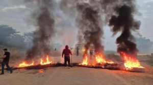 Bloqueos instalados en la carretera que une Santa Cruz con Beni