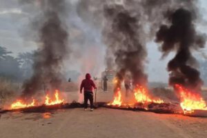 Bloqueos instalados en la carretera que une Santa Cruz con Beni