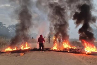 Bloqueos instalados en la carretera que une Santa Cruz con Beni
