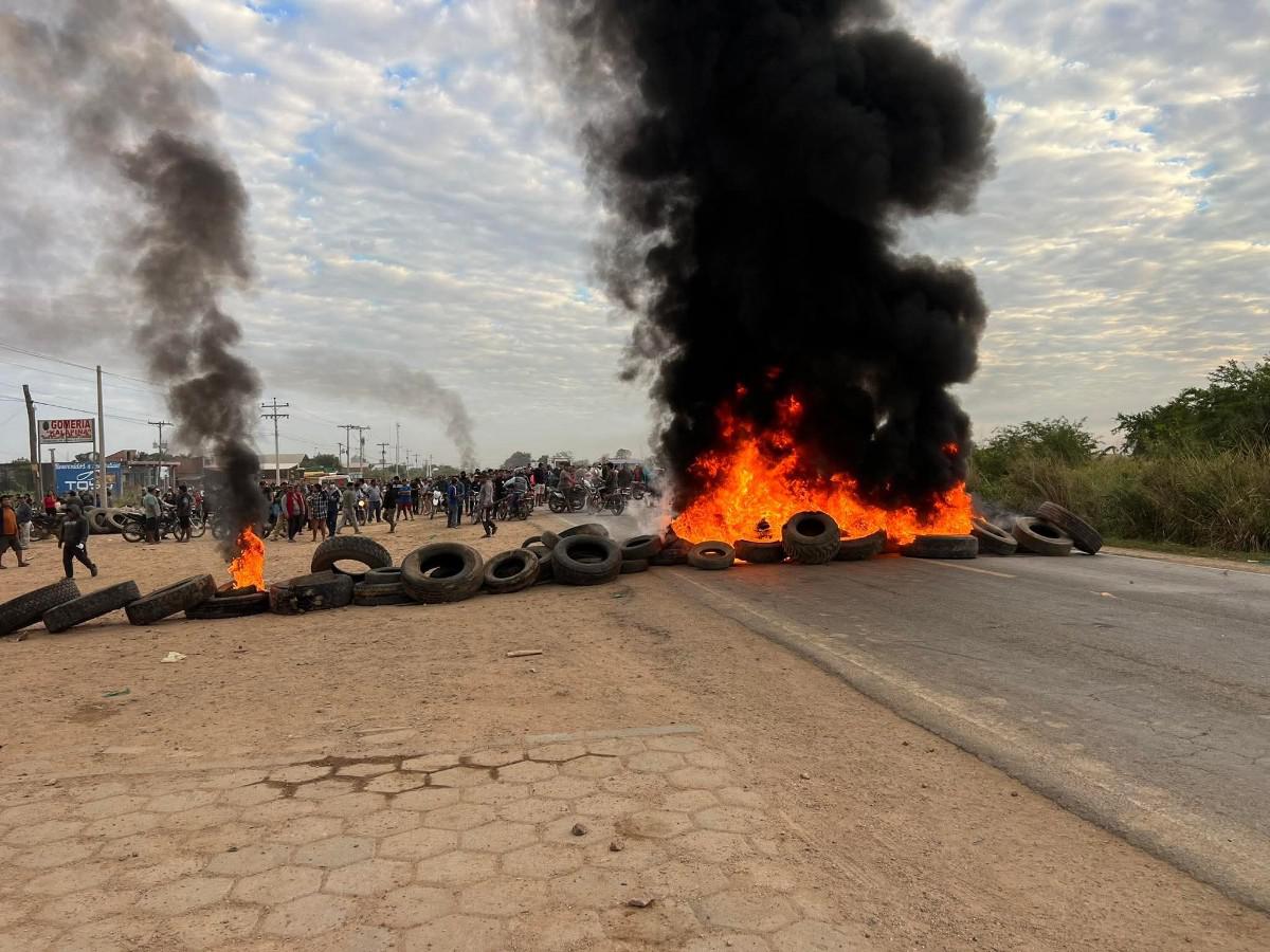 Manifestantes en San Julián reponen barricadas de neumáticos en llamas tras el paso del contingente policial