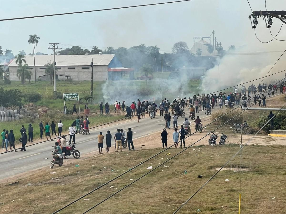Columnas de humo cubren la carretera en San Julián