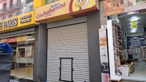 Un negocio cerrado en la calle Comercio de La Paz