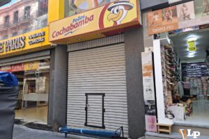 Un negocio cerrado en la calle Comercio de La Paz