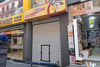 Un negocio cerrado en la calle Comercio de La Paz