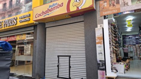 Un negocio cerrado en la calle Comercio de La Paz