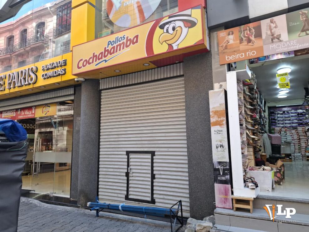 Un negocio cerrado en la calle Comercio de La Paz