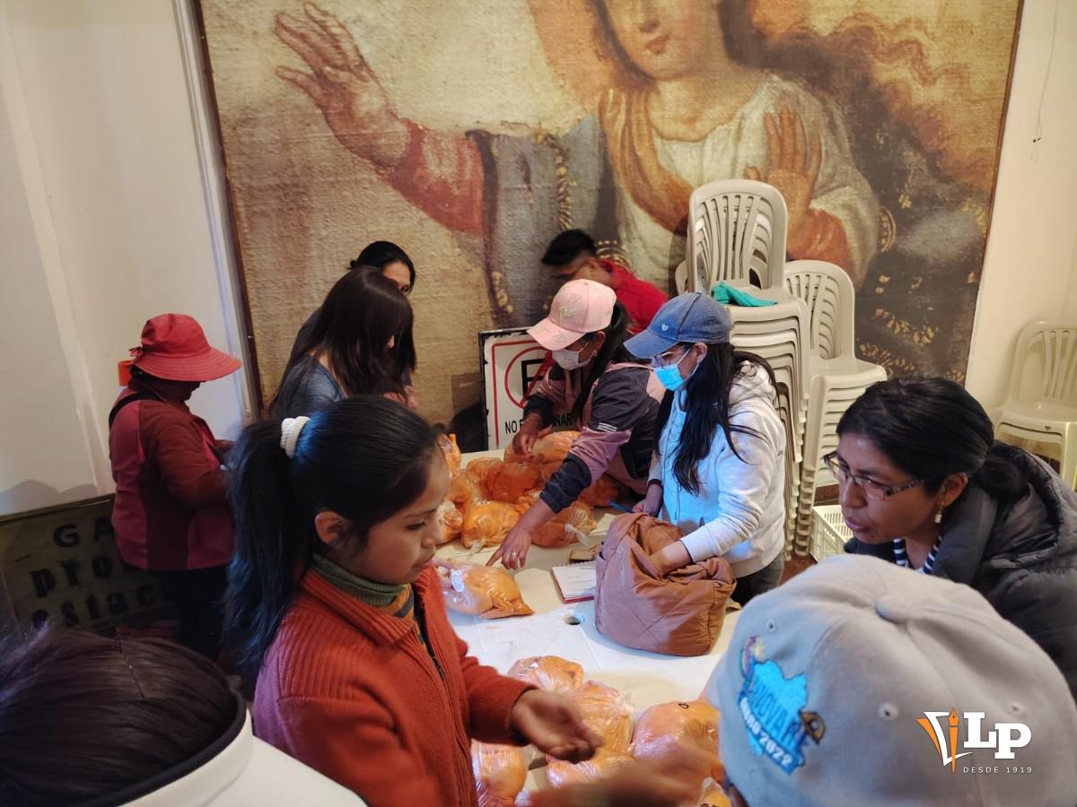 venta de pollo en la Gobernacion de Oruro