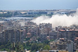 En una ruptura del cese de hostilidades, Israel bombardeó este domingo los suburbios meridionales de Beirut