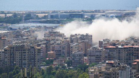 En una ruptura del cese de hostilidades, Israel bombardeó este domingo los suburbios meridionales de Beirut