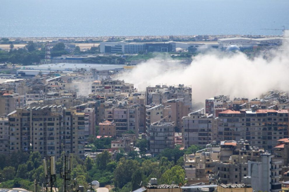 En una ruptura del cese de hostilidades, Israel bombardeó este domingo los suburbios meridionales de Beirut