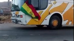Uno de los buses en el que presuntamente se transporta a personas afines a Evo Morales