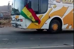 Uno de los buses en el que presuntamente se transporta a personas afines a Evo Morales