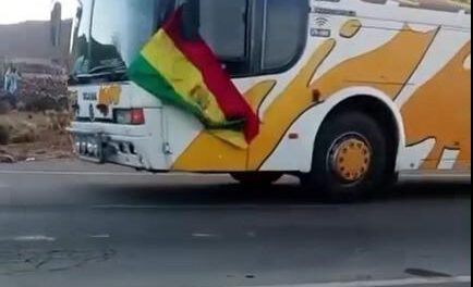 Uno de los buses en el que presuntamente se transporta a personas afines a Evo Morales