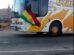 Uno de los buses en el que presuntamente se transporta a personas afines a Evo Morales