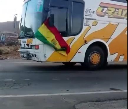Uno de los buses en el que presuntamente se transporta a personas afines a Evo Morales