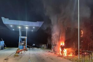 La unidad móvil de control de la Felcn fue incinerada